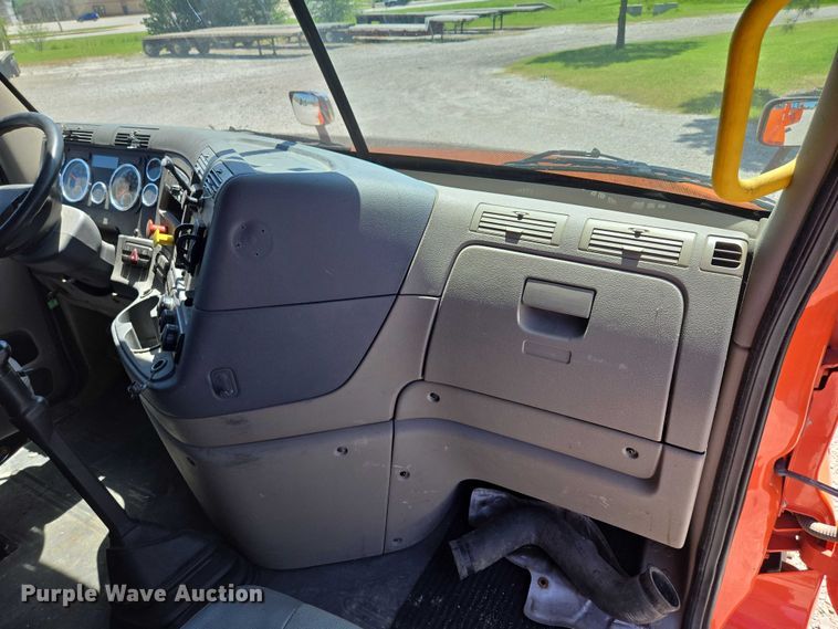 image for item DS3830 2016 Freightliner Cascadia 125 semi truck