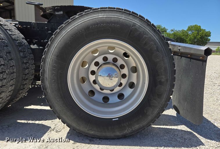 image for item DS3830 2016 Freightliner Cascadia 125 semi truck