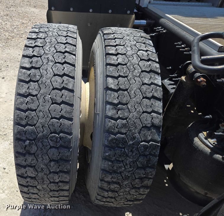 image for item DS3830 2016 Freightliner Cascadia 125 semi truck