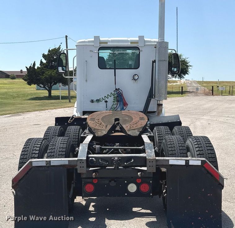 image for item DT6680 2006 International 9400I semi truck