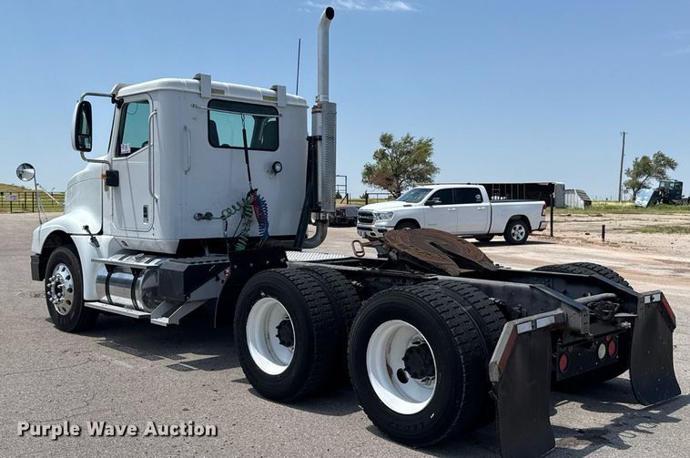 image for item DT6680 2006 International 9400I semi truck