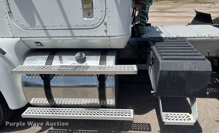 image for item DT6680 2006 International 9400I semi truck