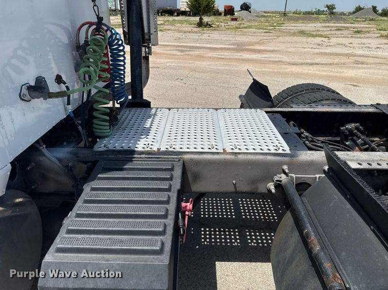 image for item DT6680 2006 International 9400I semi truck