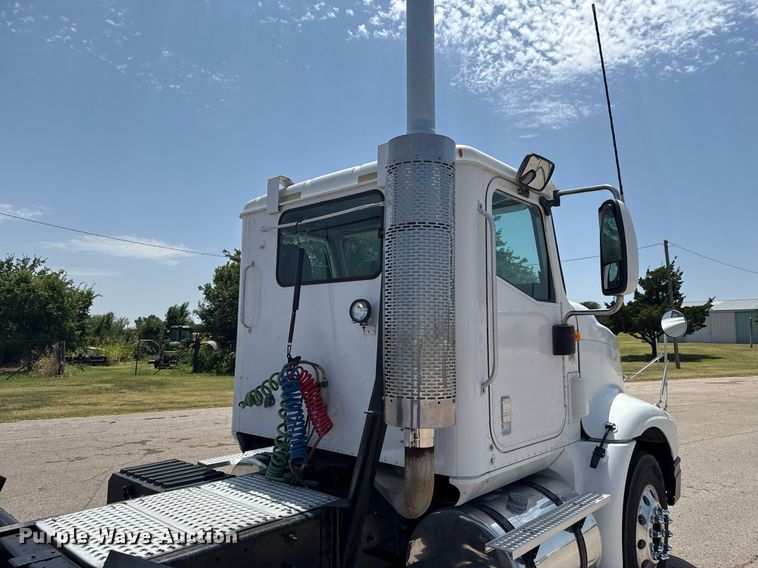 image for item DT6680 2006 International 9400I semi truck