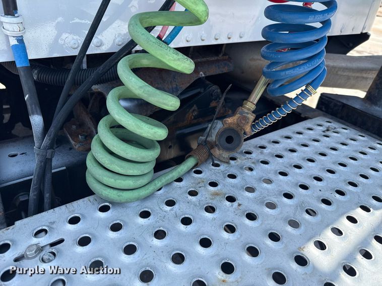 image for item DT6680 2006 International 9400I semi truck