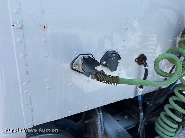 image for item DT6680 2006 International 9400I semi truck