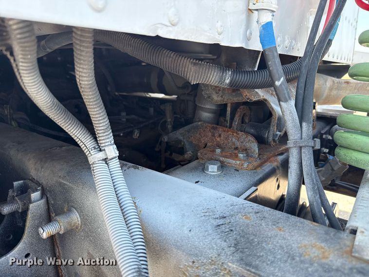 image for item DT6680 2006 International 9400I semi truck