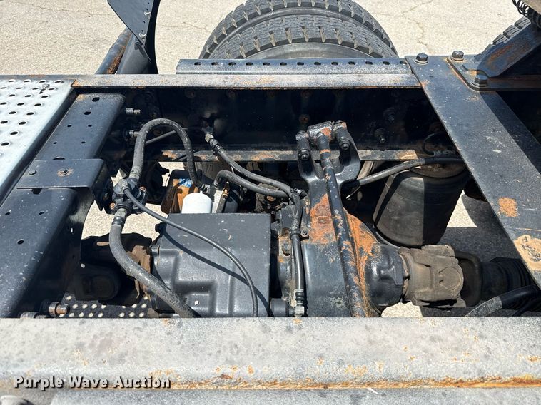 image for item DT6680 2006 International 9400I semi truck