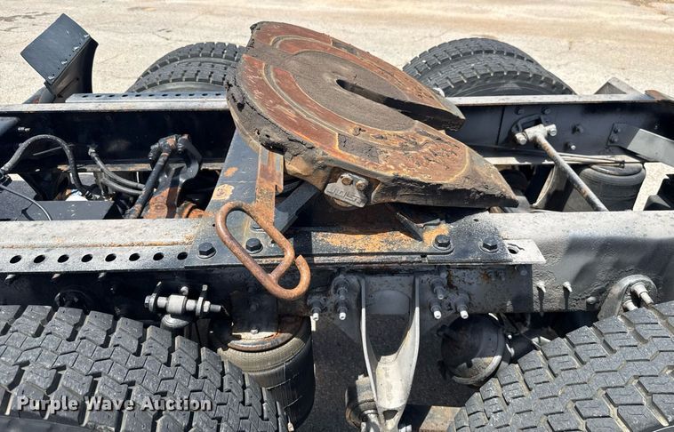 image for item DT6680 2006 International 9400I semi truck