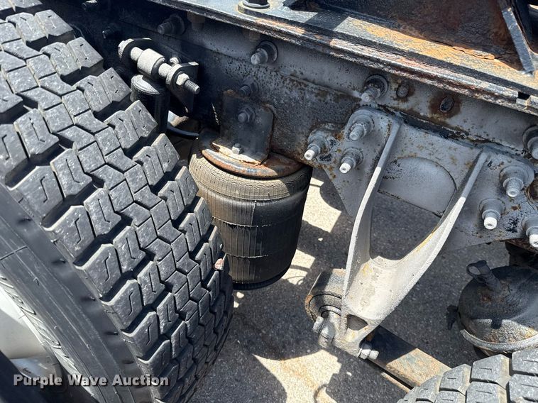 image for item DT6680 2006 International 9400I semi truck