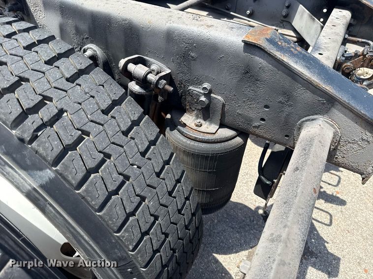 image for item DT6680 2006 International 9400I semi truck