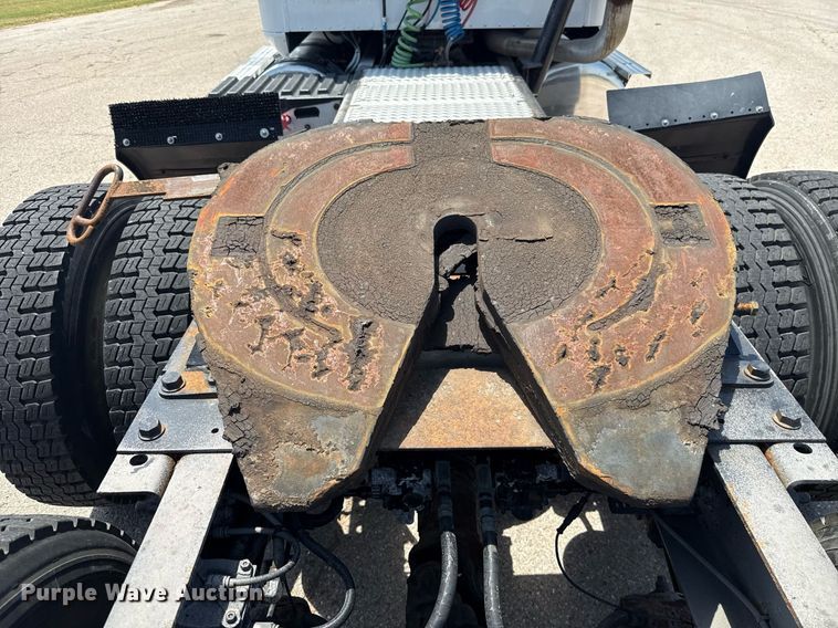 image for item DT6680 2006 International 9400I semi truck