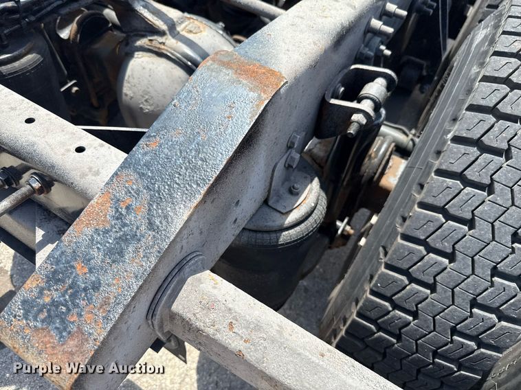 image for item DT6680 2006 International 9400I semi truck