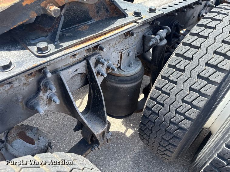 image for item DT6680 2006 International 9400I semi truck