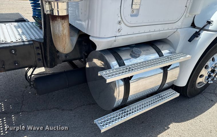 image for item DT6680 2006 International 9400I semi truck