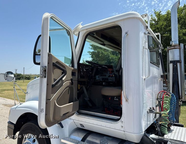 image for item DT6680 2006 International 9400I semi truck