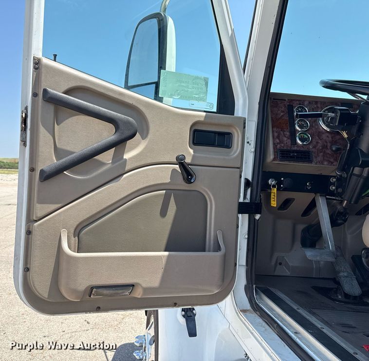 image for item DT6680 2006 International 9400I semi truck