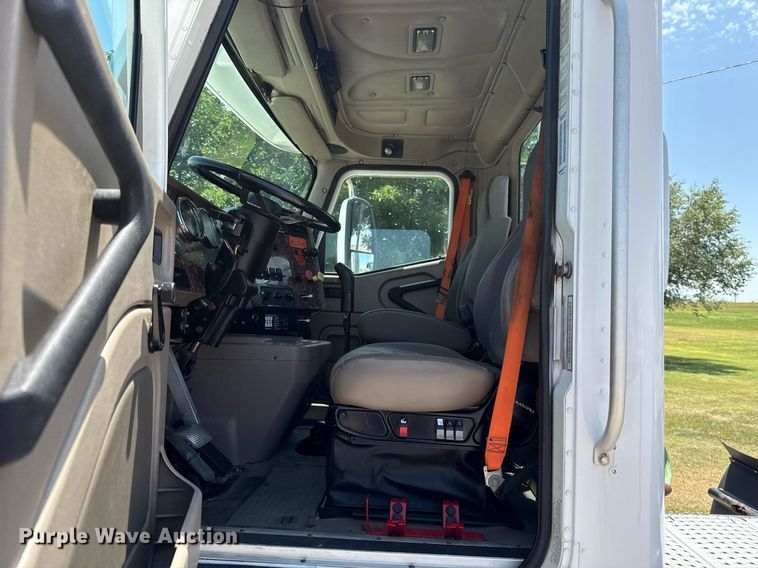 image for item DT6680 2006 International 9400I semi truck