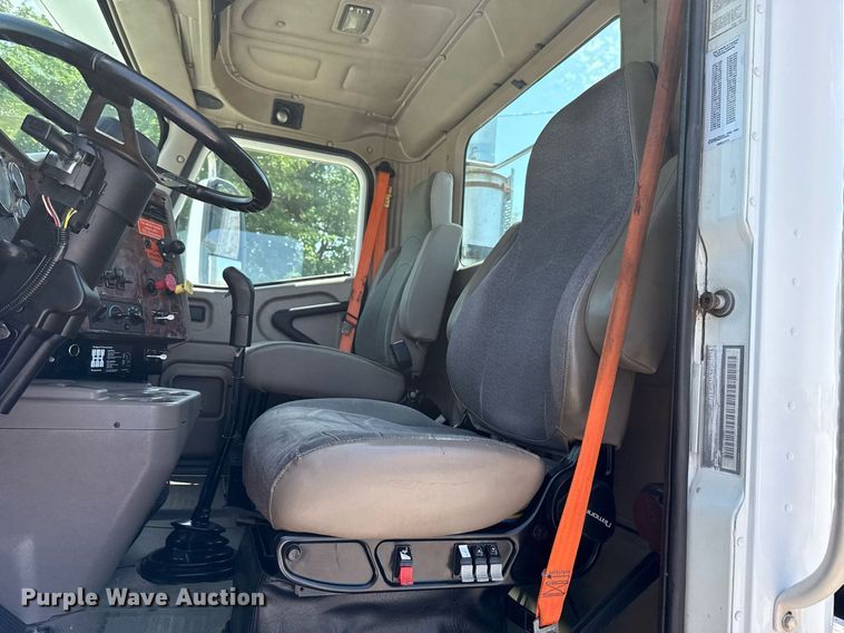 image for item DT6680 2006 International 9400I semi truck