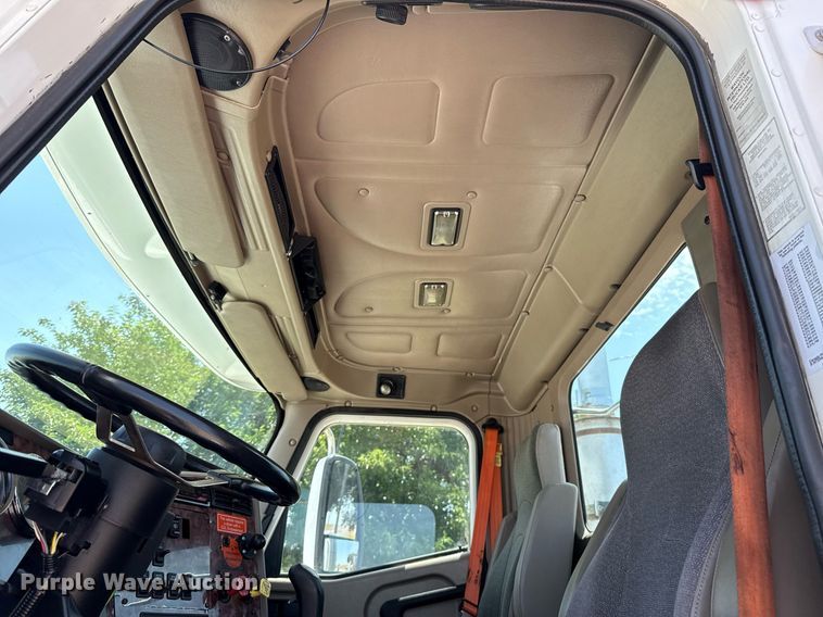 image for item DT6680 2006 International 9400I semi truck