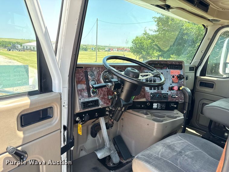 image for item DT6680 2006 International 9400I semi truck