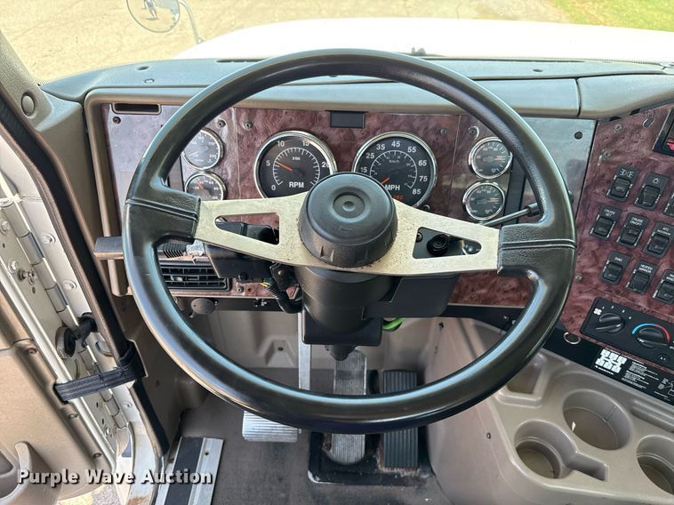 image for item DT6680 2006 International 9400I semi truck