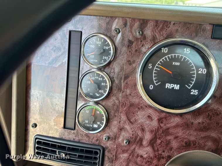 image for item DT6680 2006 International 9400I semi truck