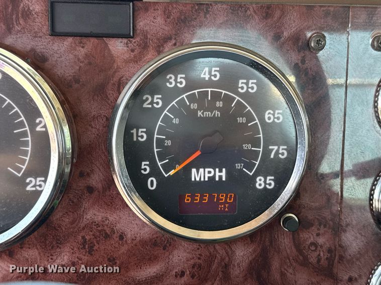 image for item DT6680 2006 International 9400I semi truck