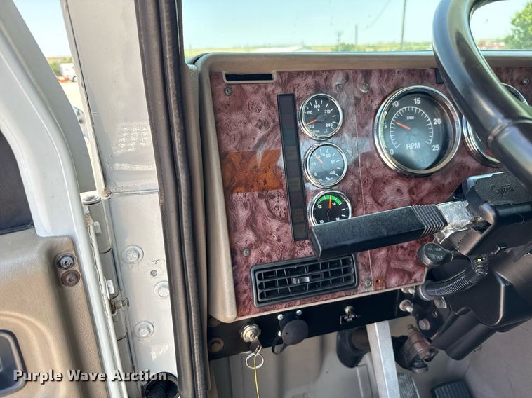 image for item DT6680 2006 International 9400I semi truck