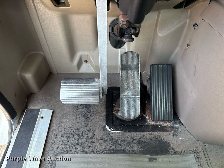 image for item DT6680 2006 International 9400I semi truck