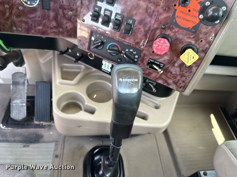 image for item DT6680 2006 International 9400I semi truck