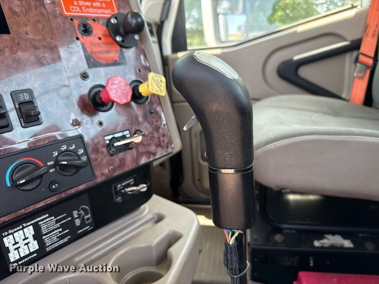 image for item DT6680 2006 International 9400I semi truck