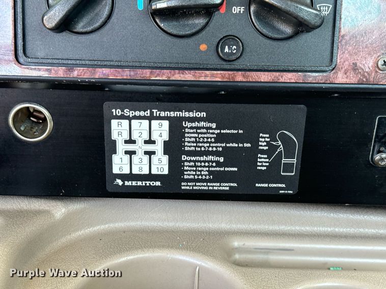 image for item DT6680 2006 International 9400I semi truck