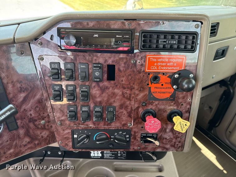 image for item DT6680 2006 International 9400I semi truck