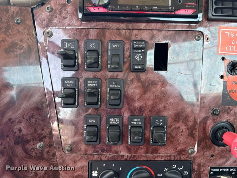 image for item DT6680 2006 International 9400I semi truck