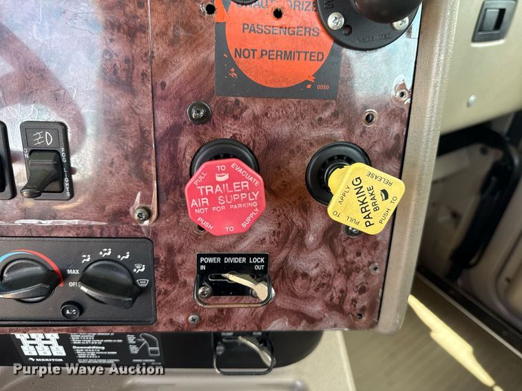 image for item DT6680 2006 International 9400I semi truck