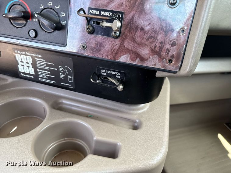 image for item DT6680 2006 International 9400I semi truck