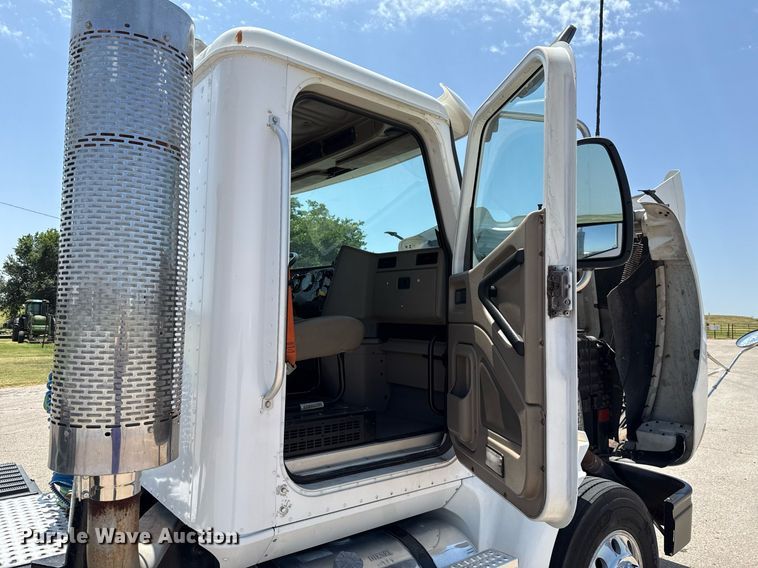 image for item DT6680 2006 International 9400I semi truck