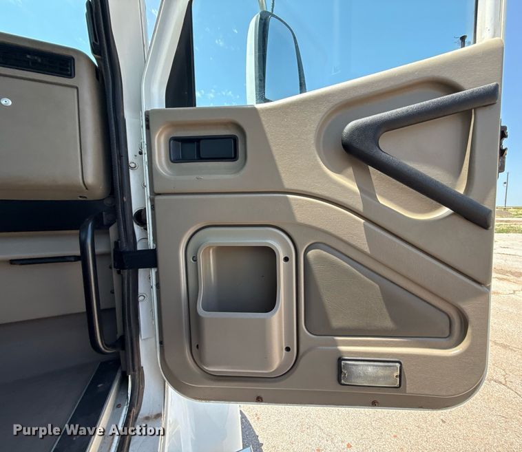 image for item DT6680 2006 International 9400I semi truck