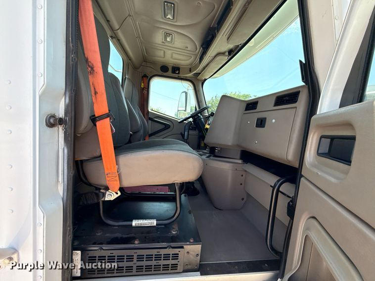 image for item DT6680 2006 International 9400I semi truck