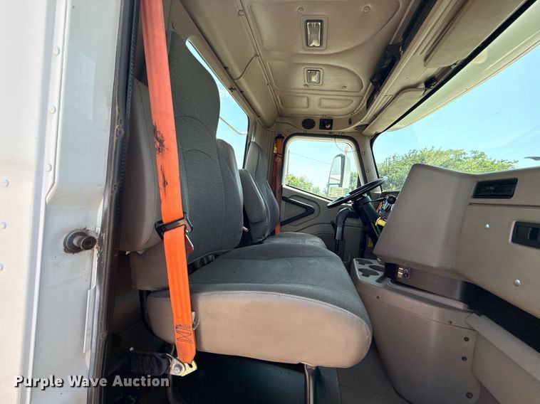 image for item DT6680 2006 International 9400I semi truck