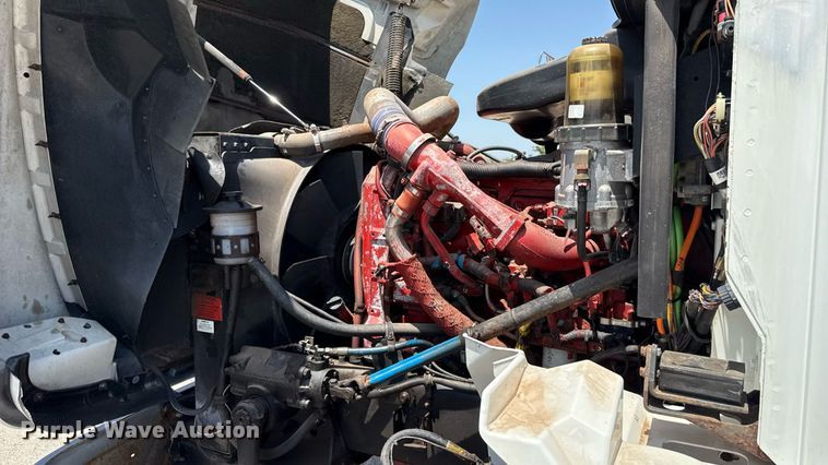 image for item DT6680 2006 International 9400I semi truck