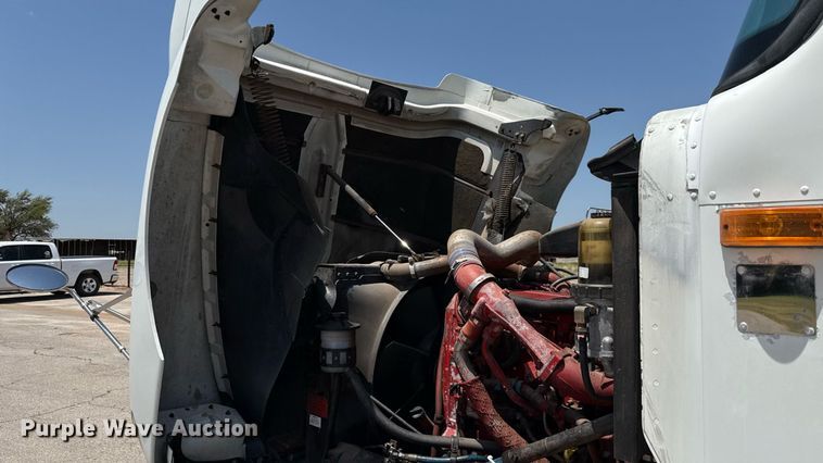 image for item DT6680 2006 International 9400I semi truck