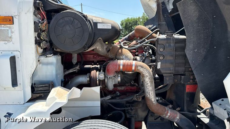 image for item DT6680 2006 International 9400I semi truck