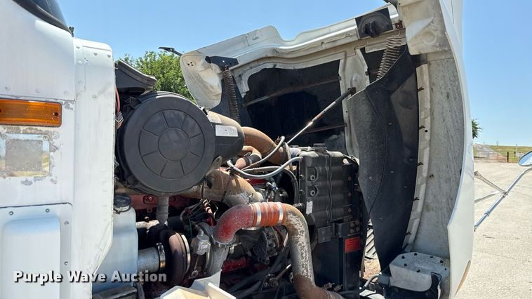 image for item DT6680 2006 International 9400I semi truck