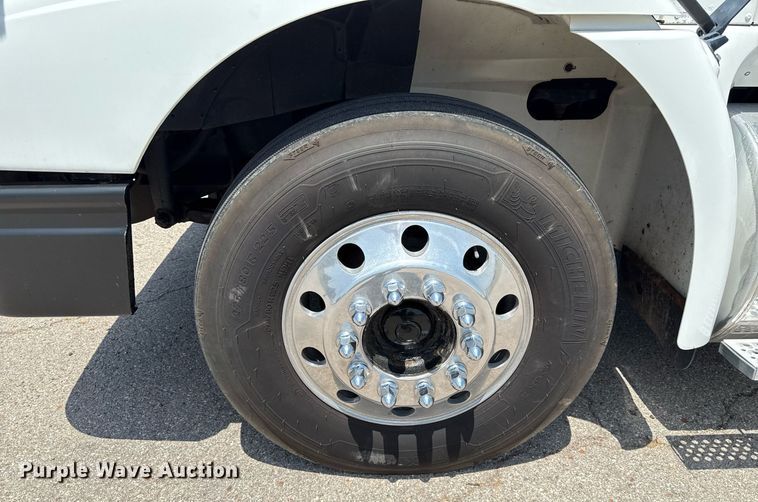 image for item DT6680 2006 International 9400I semi truck