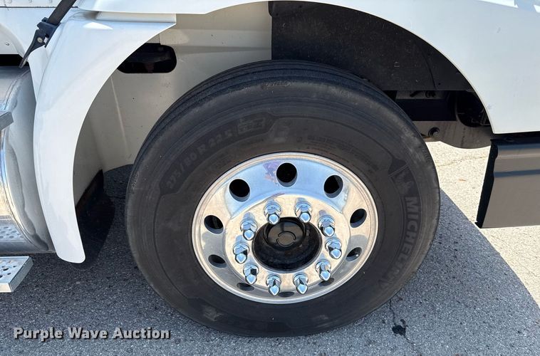 image for item DT6680 2006 International 9400I semi truck