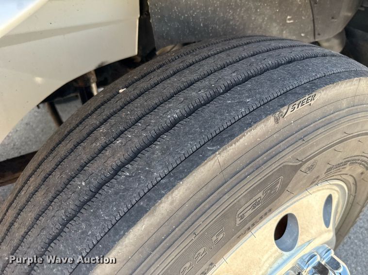 image for item DT6680 2006 International 9400I semi truck