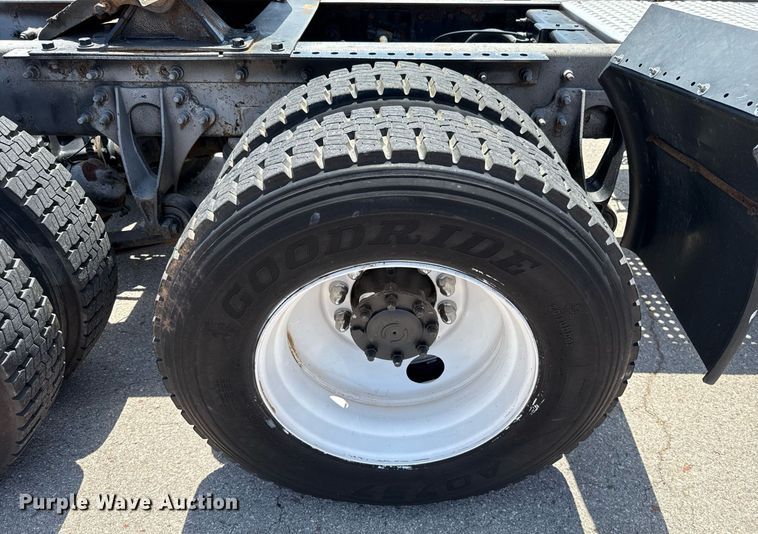 image for item DT6680 2006 International 9400I semi truck