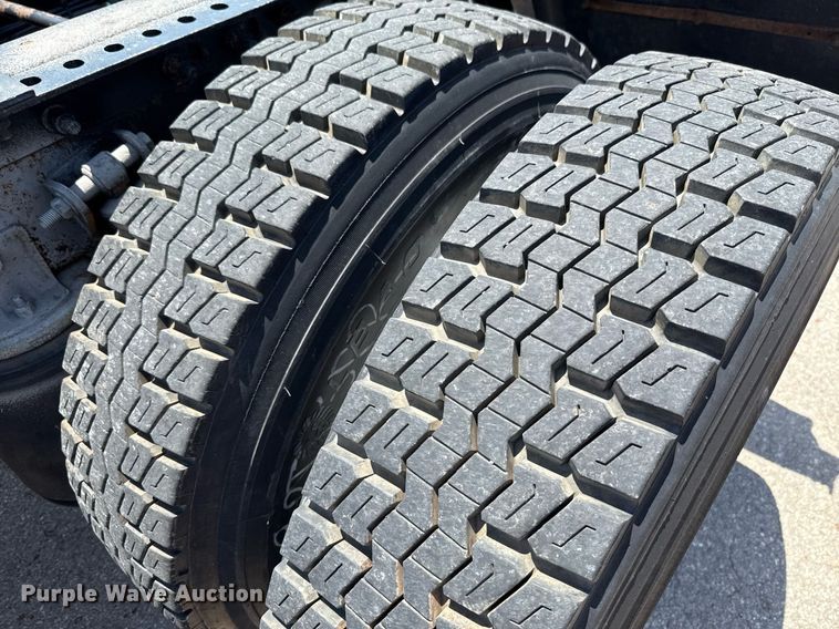 image for item DT6680 2006 International 9400I semi truck